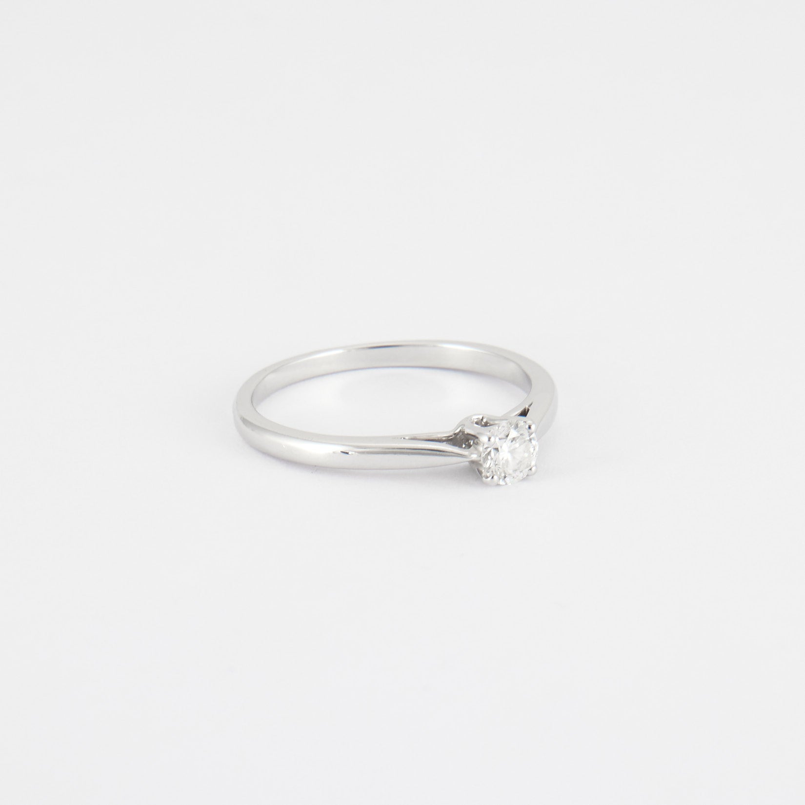 Solitaire diamant 0,20 carats en or blanc.