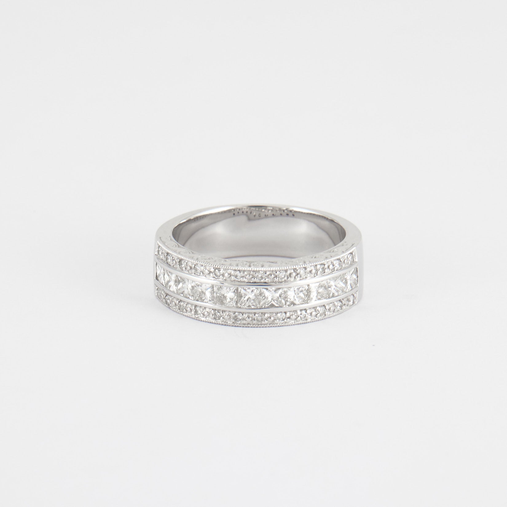 Bague demie alliance diamants princesses en or blanc.