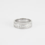 Bague demie alliance diamants princesses en or blanc.