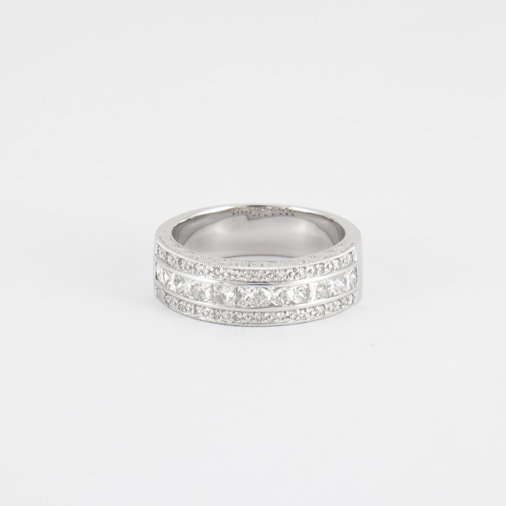 Bague demie alliance diamants princesses en or blanc.