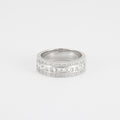 Bague demie alliance diamants princesses en or blanc.