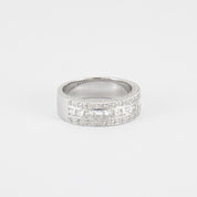 Bague demie alliance diamants princesses en or blanc.