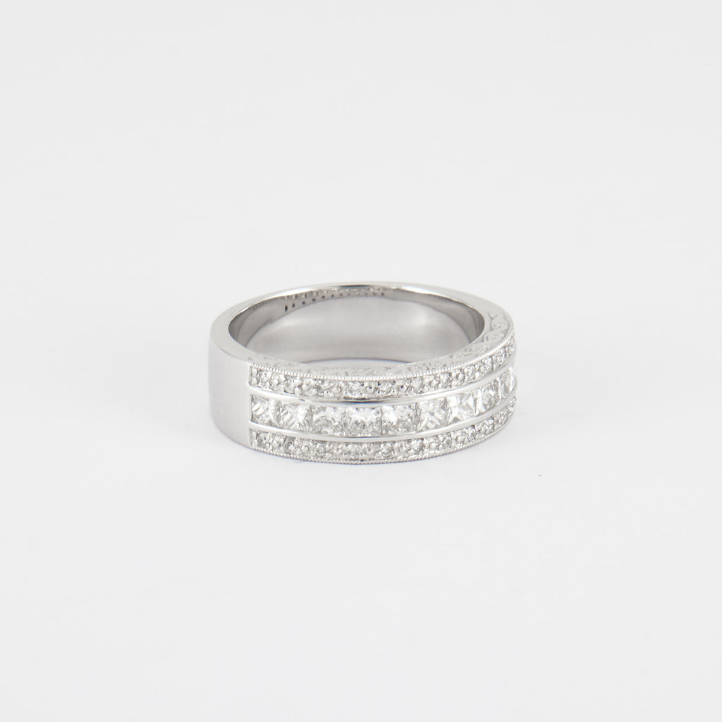 Bague demie alliance diamants princesses en or blanc.