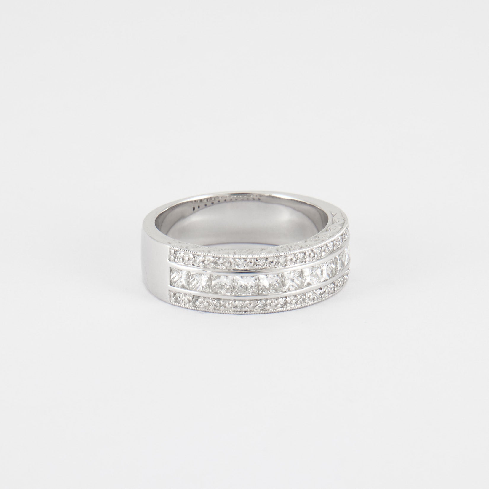 Bague demie alliance diamants princesses en or blanc.