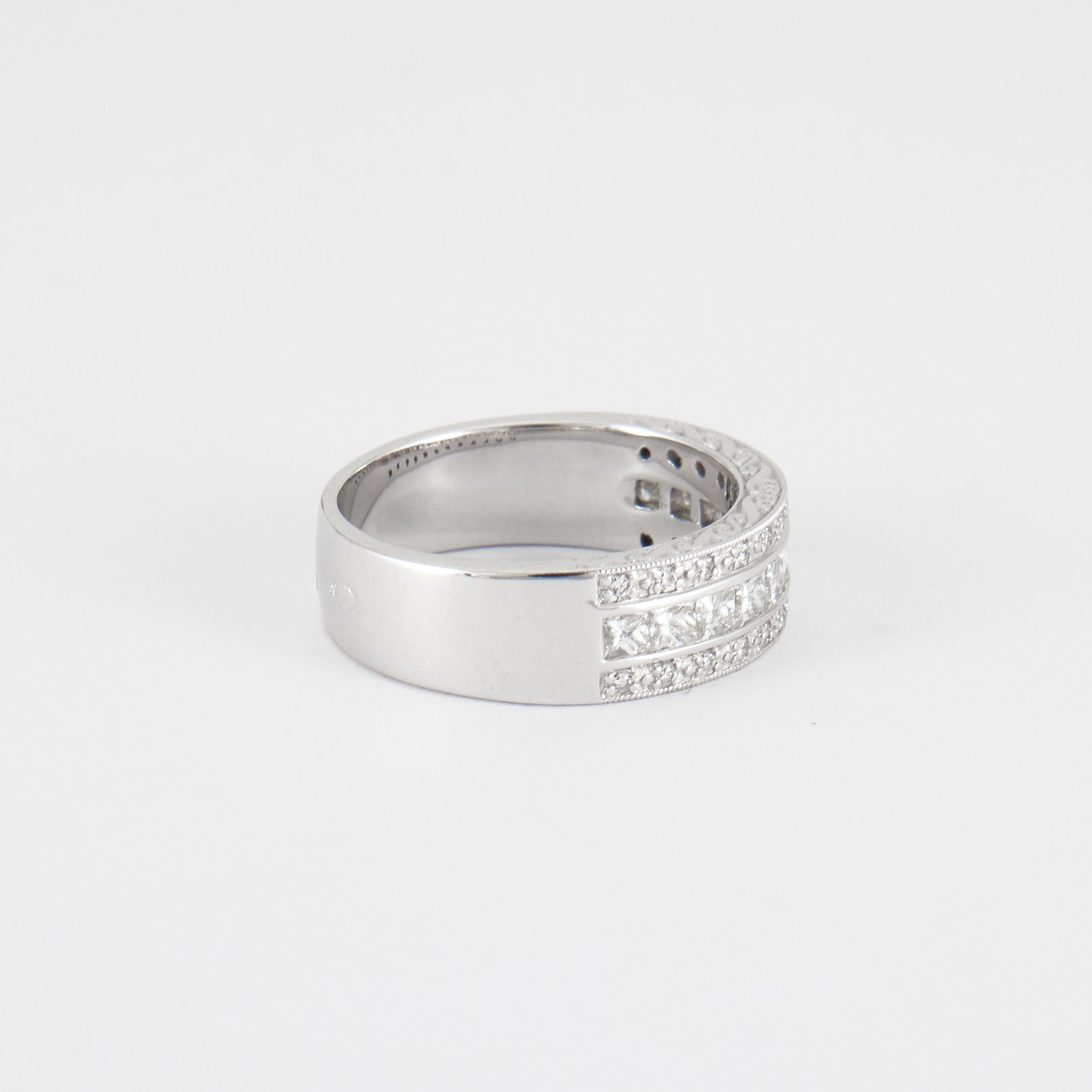 Bague demie alliance diamants princesses en or blanc.