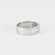 Bague demie alliance diamants princesses en or blanc.