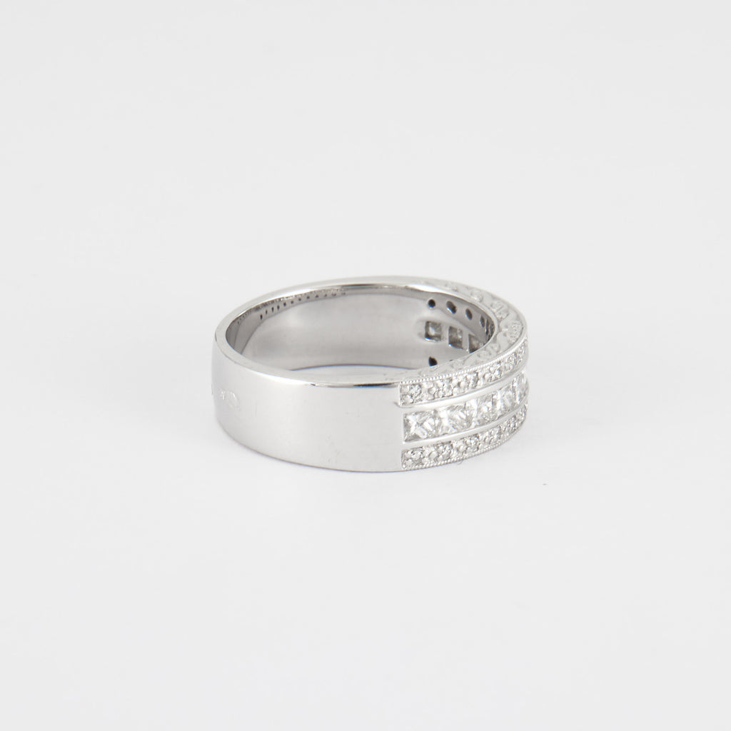 Bague demie alliance diamants princesses en or blanc.