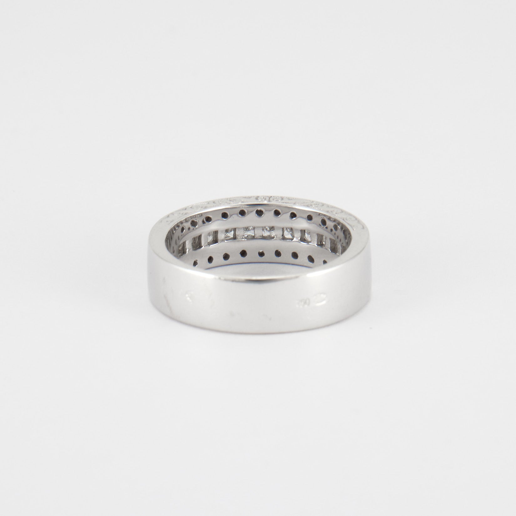 Bague demie alliance diamants princesses en or blanc.