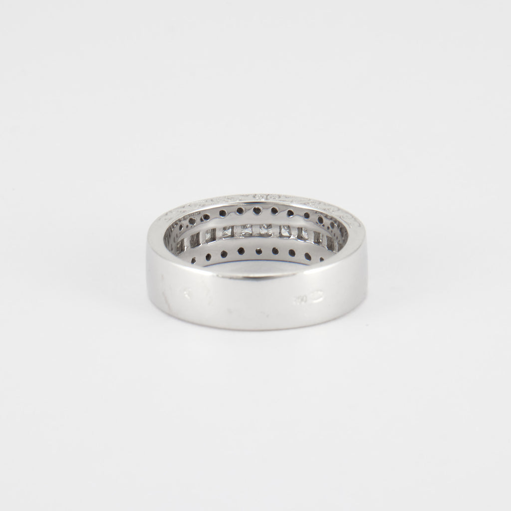 Bague demie alliance diamants princesses en or blanc.