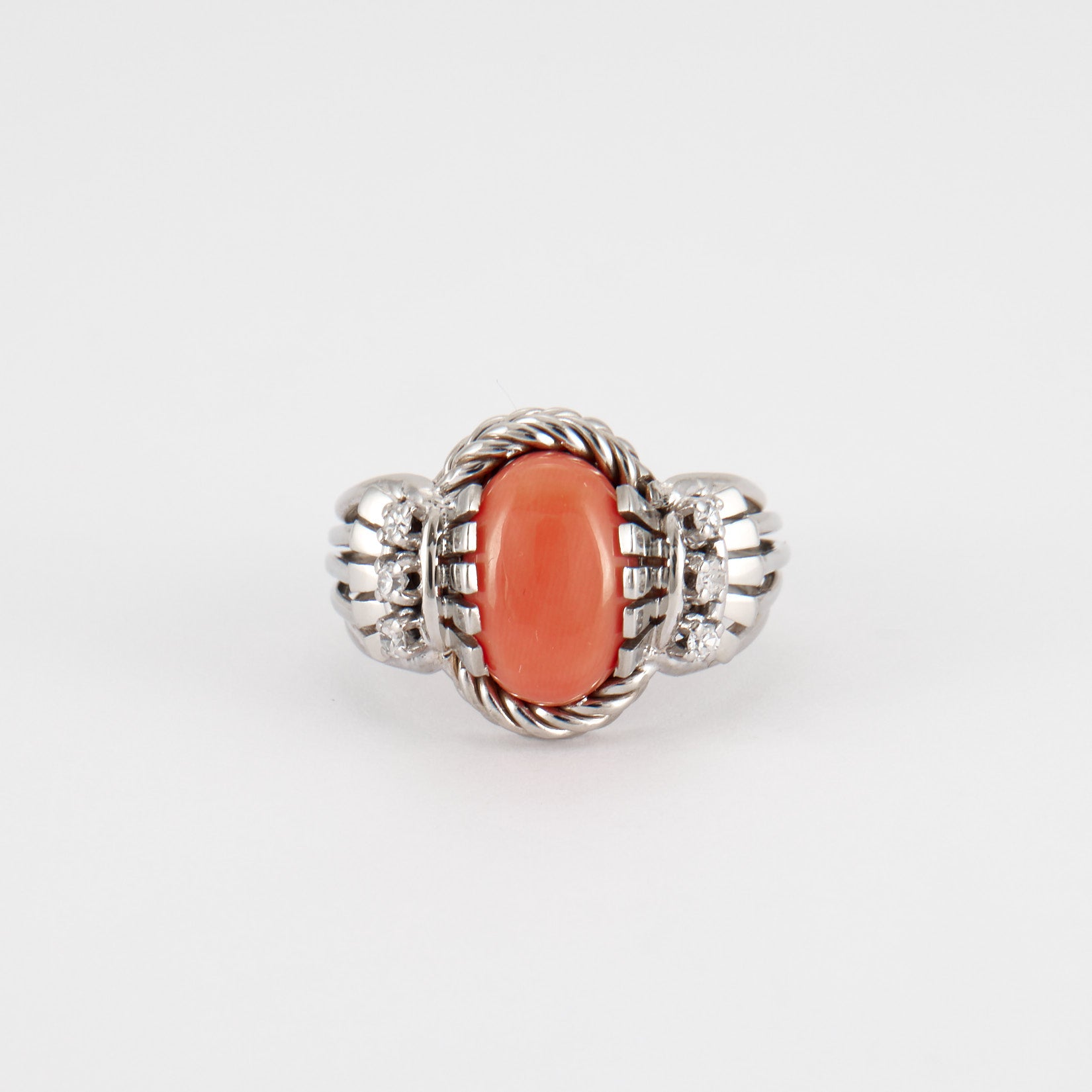 Bague or blanc, corail et diamants