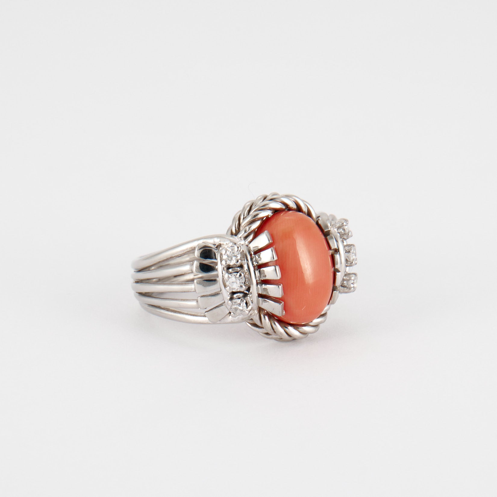 Bague or blanc, corail et diamants