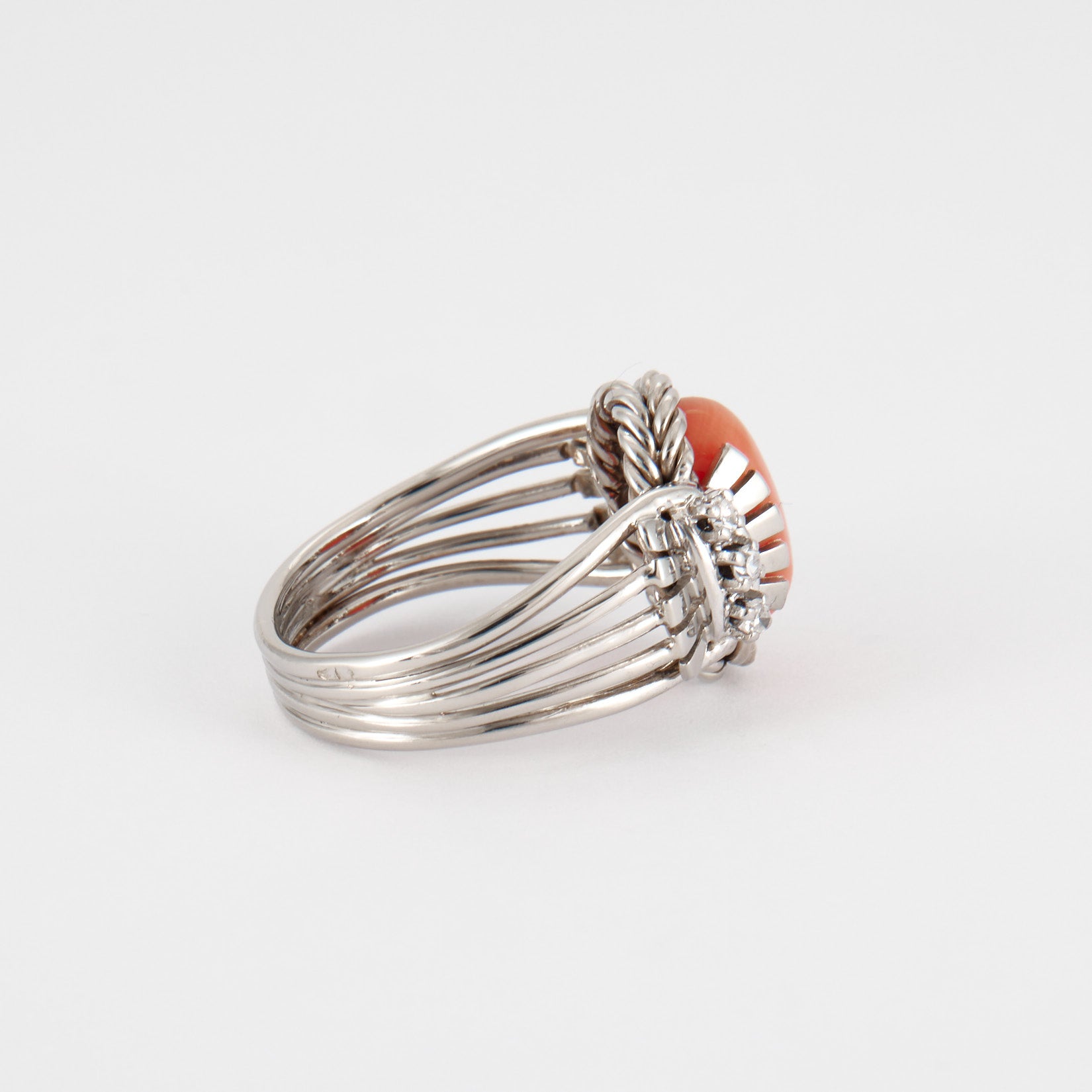 Bague or blanc, corail et diamants