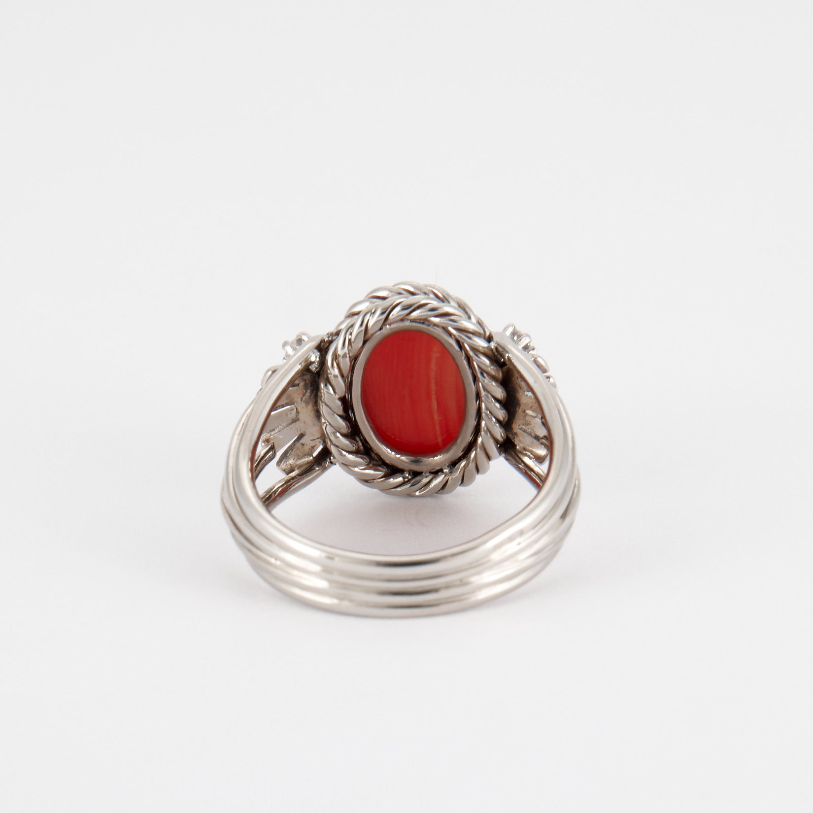Bague or blanc, corail et diamants