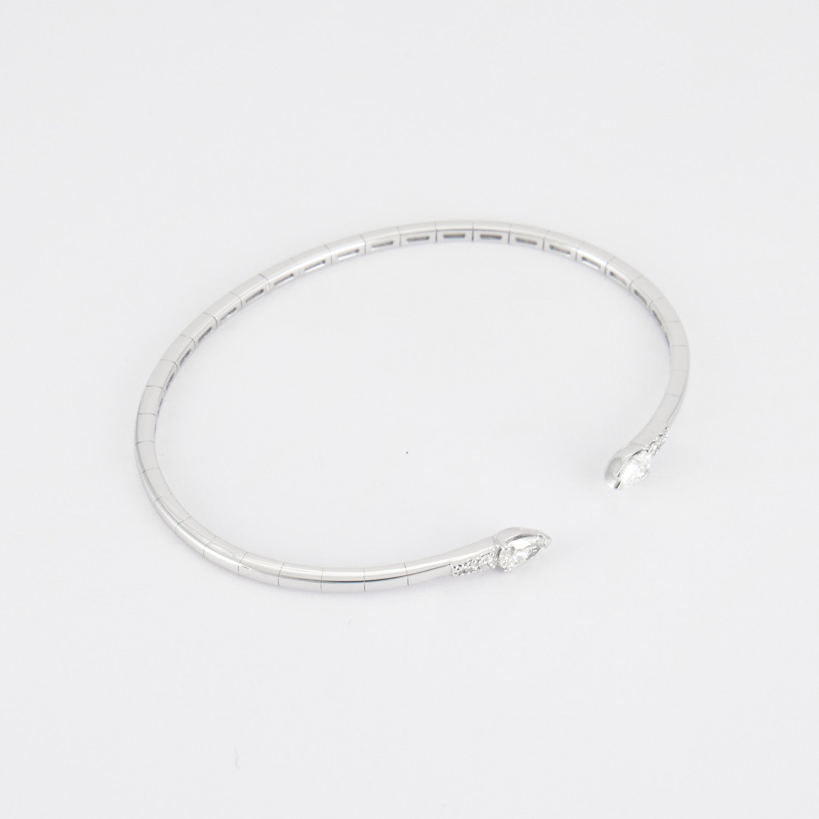 Bracelet jonc en or blanc et diamants poires