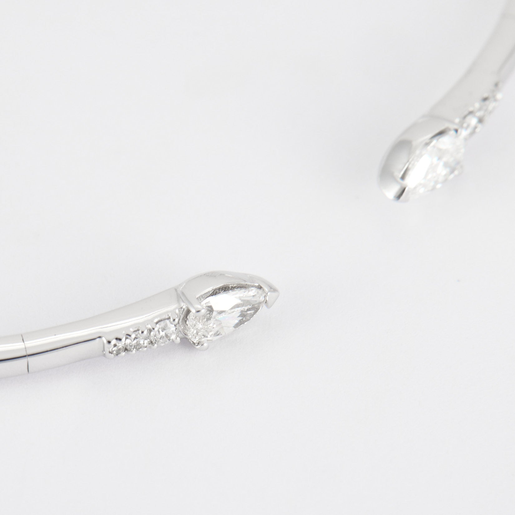 Bracelet jonc en or blanc et diamants poires