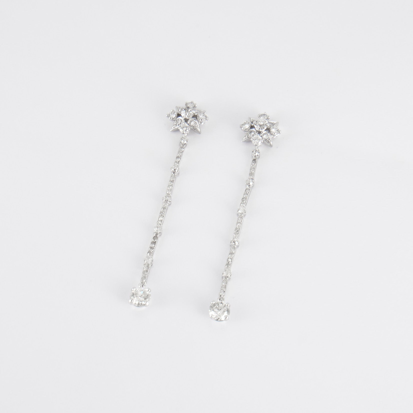 Boucles d'oreilles pendantes, or blanc et diamants