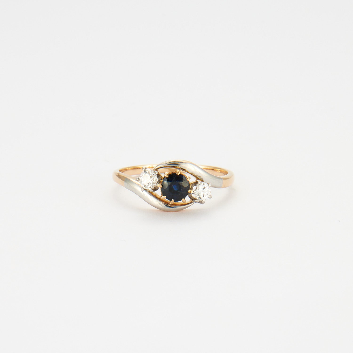 Bague trilogie saphir et diamants.