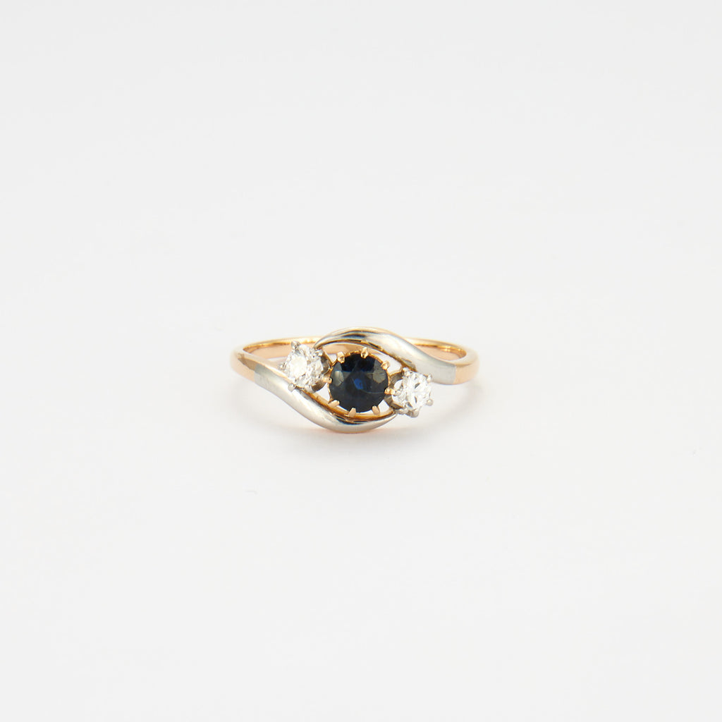 Bague trilogie saphir et diamants.