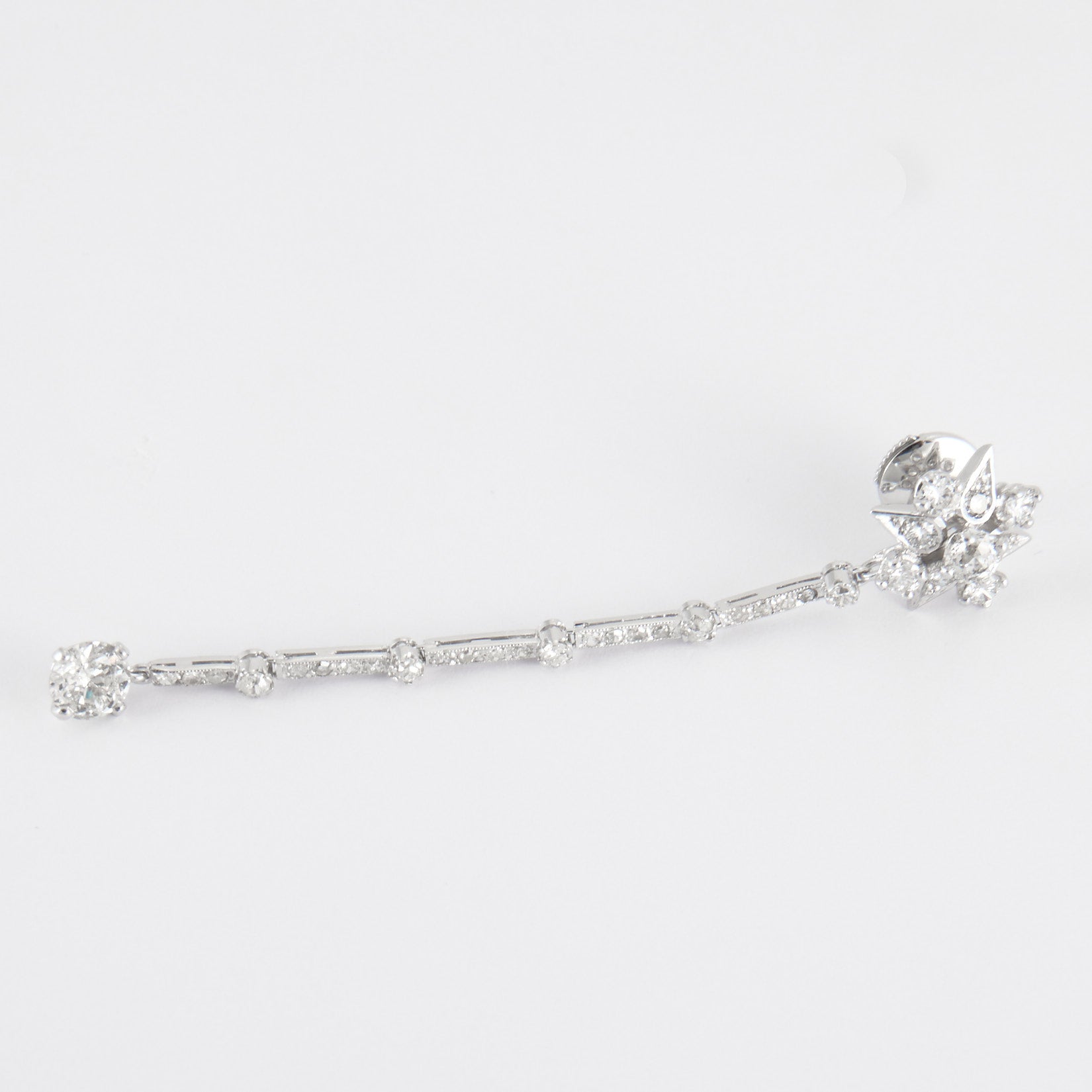 Boucles d'oreilles pendantes, or blanc et diamants