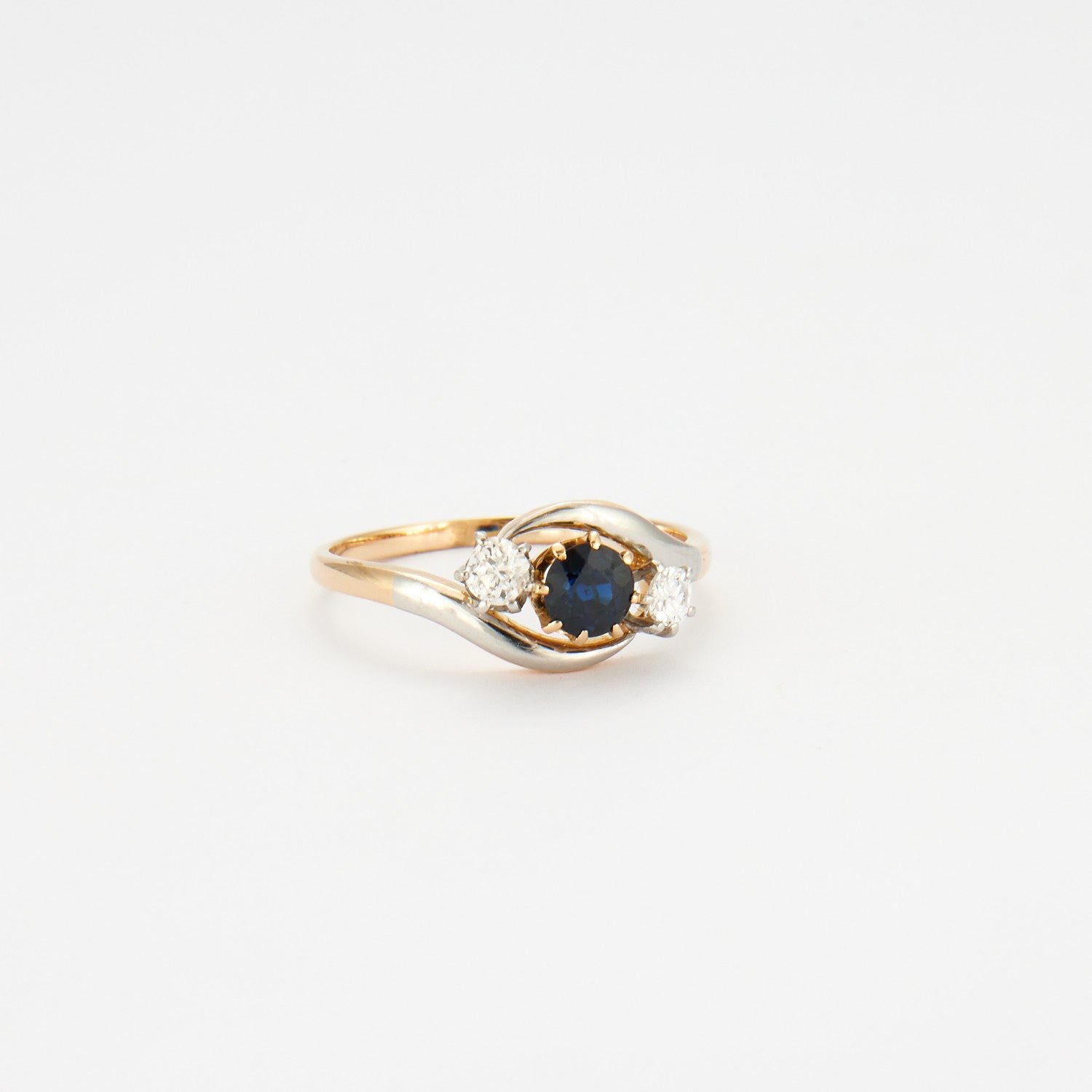 Bague trilogie saphir et diamants.