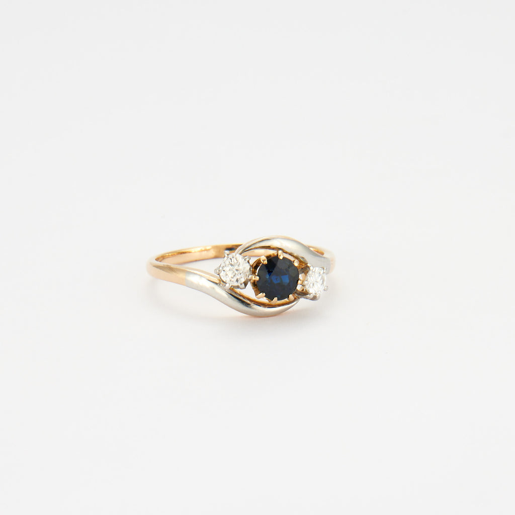 Bague trilogie saphir et diamants.