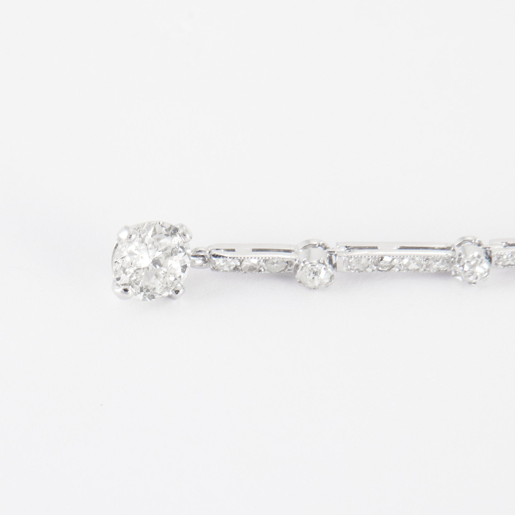 Boucles d'oreilles pendantes, or blanc et diamants