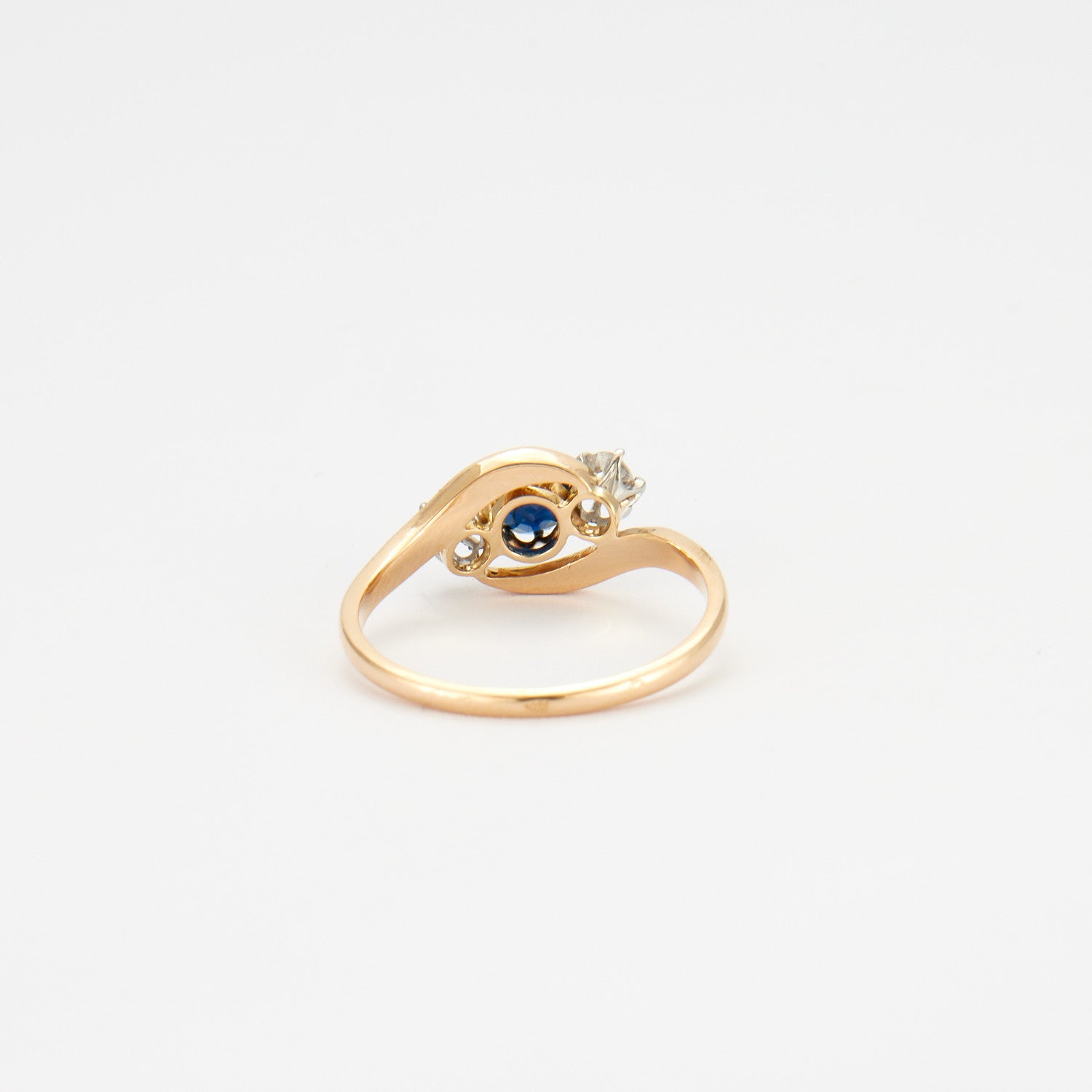 Bague trilogie saphir et diamants.