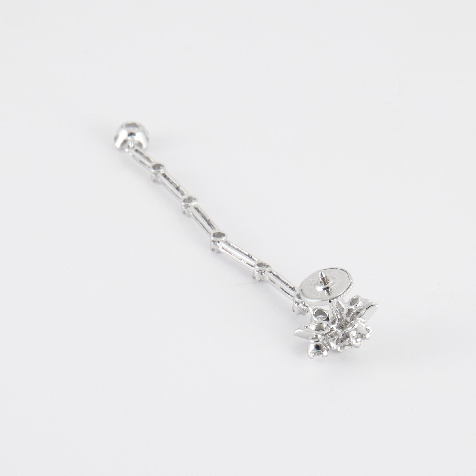 Boucles d'oreilles pendantes, or blanc et diamants