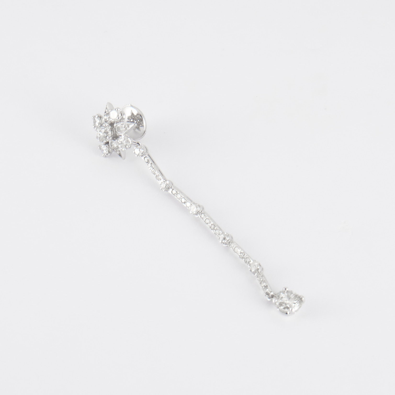 Boucles d'oreilles pendantes, or blanc et diamants