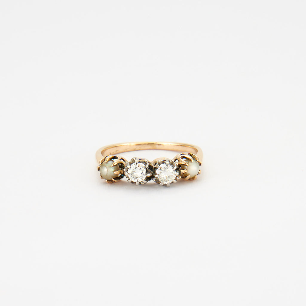 Bague en or jaune, diamants et perles.