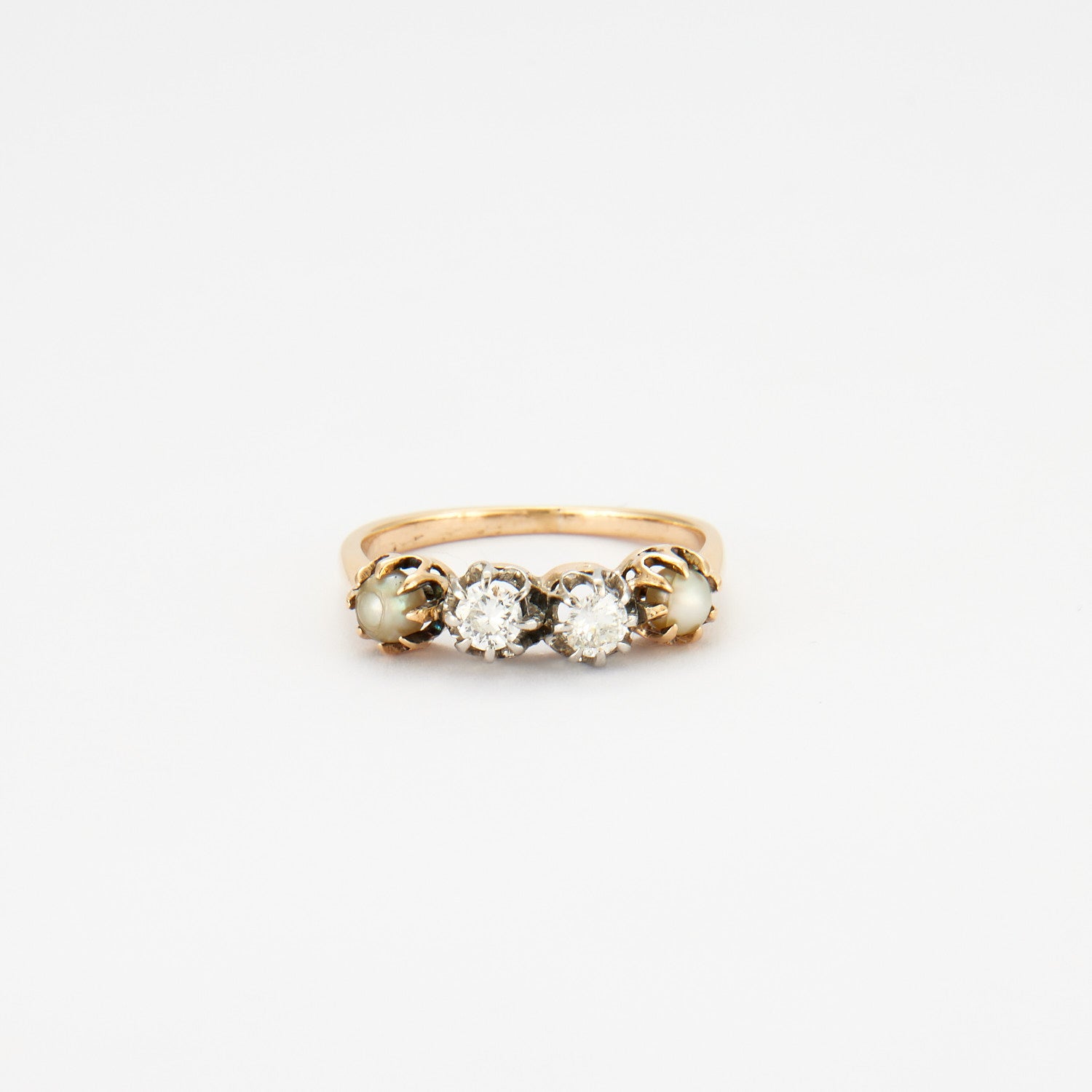 Bague en or jaune, diamants et perles.