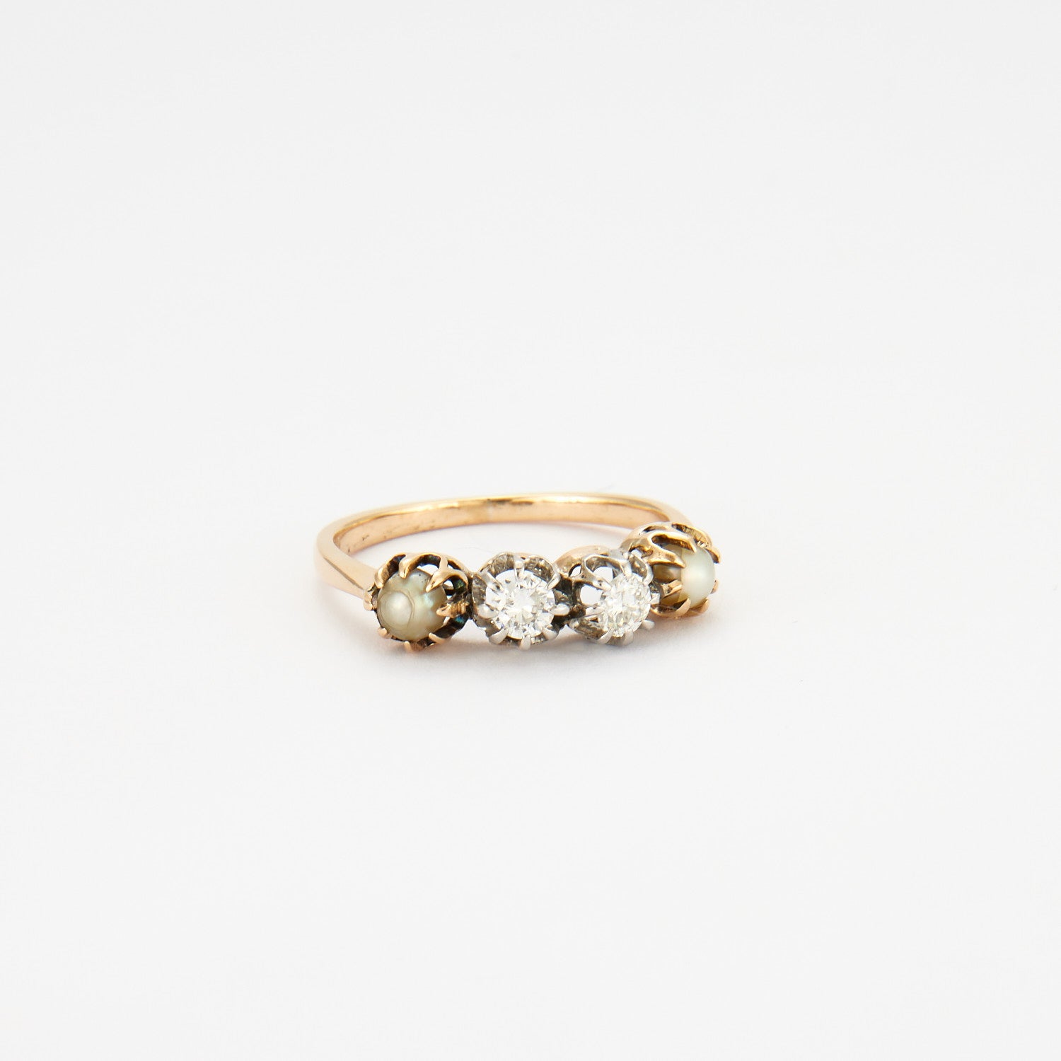 Bague en or jaune, diamants et perles.