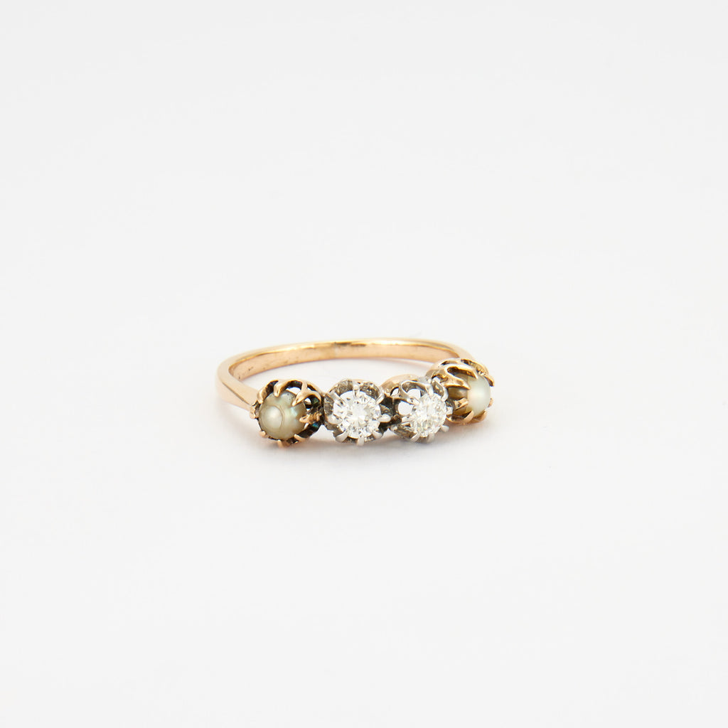 Bague en or jaune, diamants et perles.