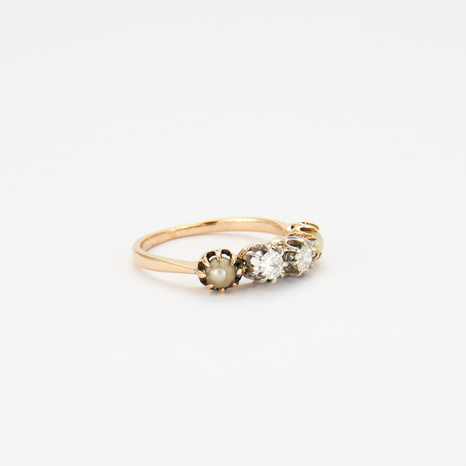 Bague en or jaune, diamants et perles.