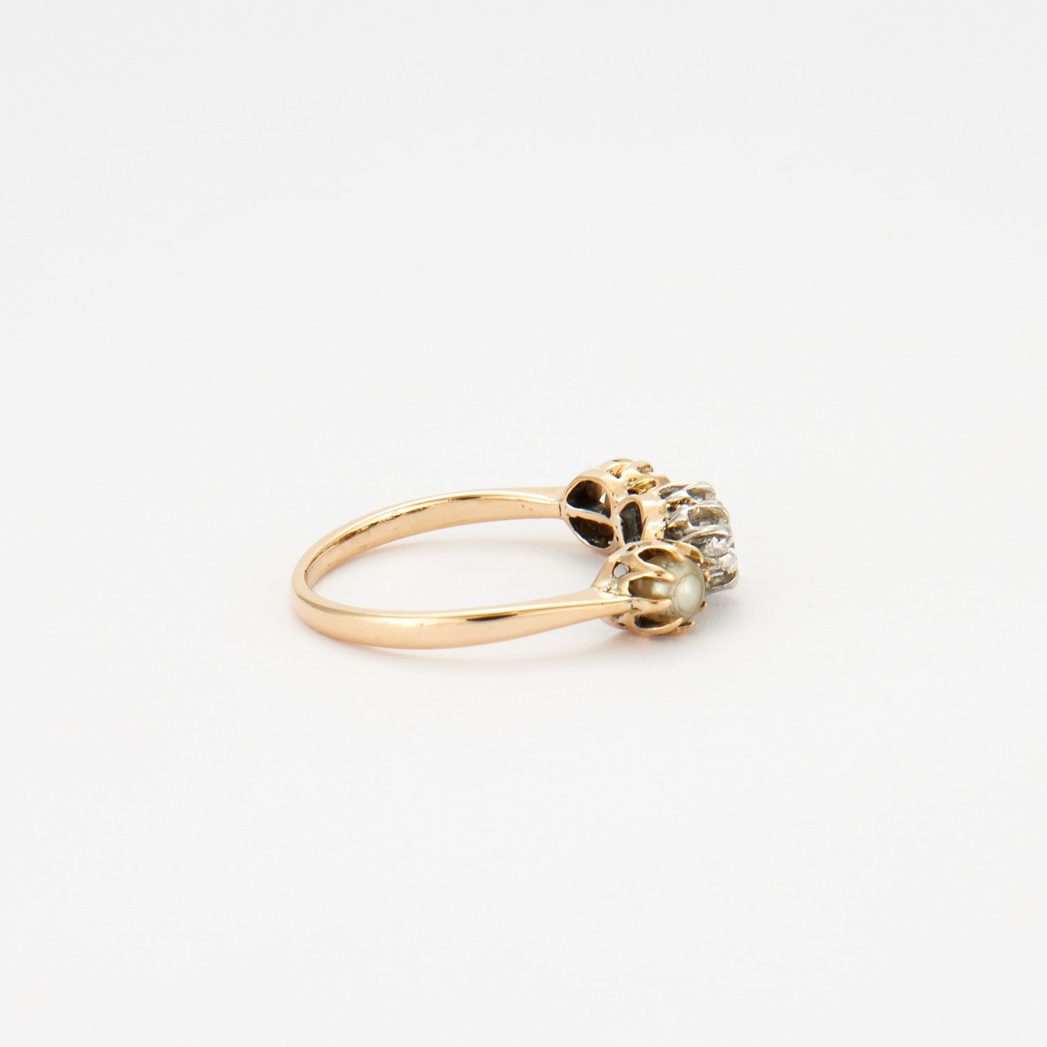 Bague en or jaune, diamants et perles.