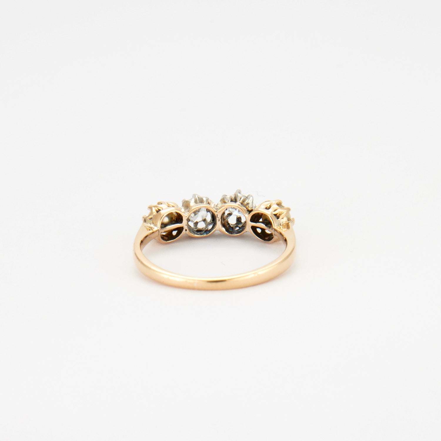 Bague en or jaune, diamants et perles.