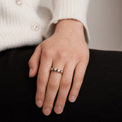 Bague en or jaune, diamants et perles.
