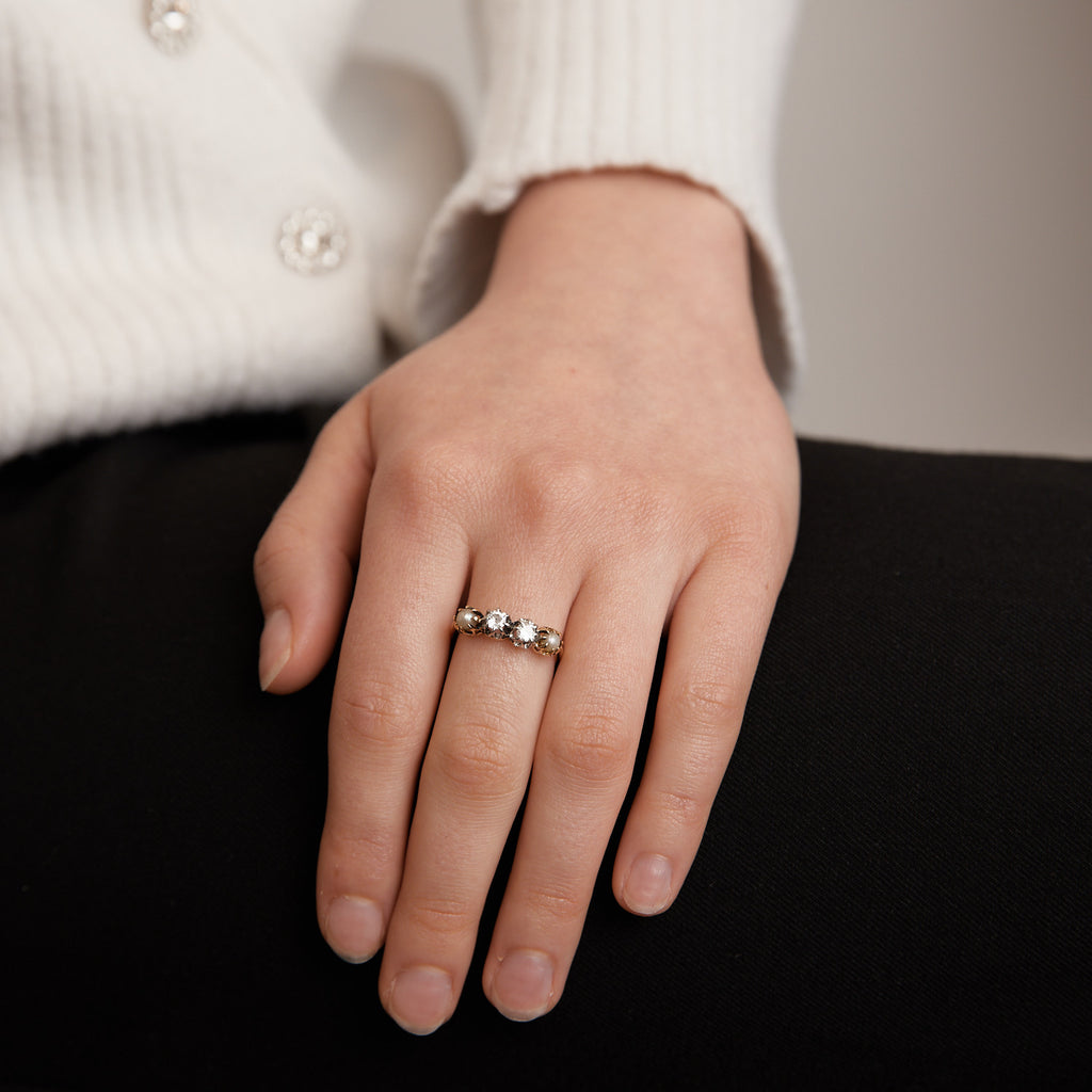 Bague en or jaune, diamants et perles.