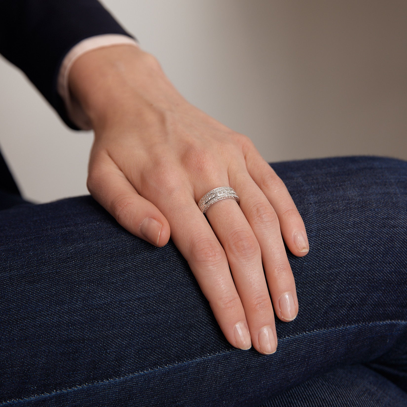 Bague demie alliance diamants princesses en or blanc.