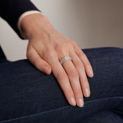 Bague demie alliance diamants princesses en or blanc.