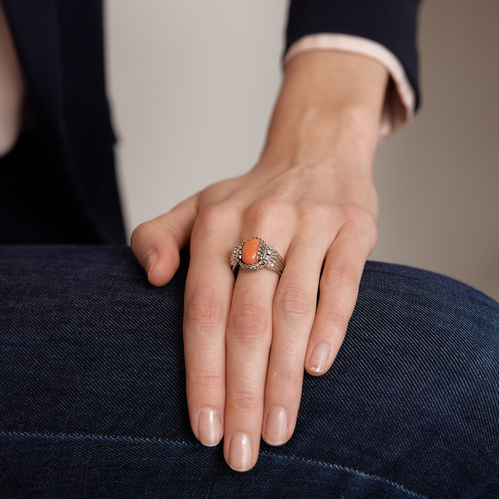 Bague or blanc, corail et diamants