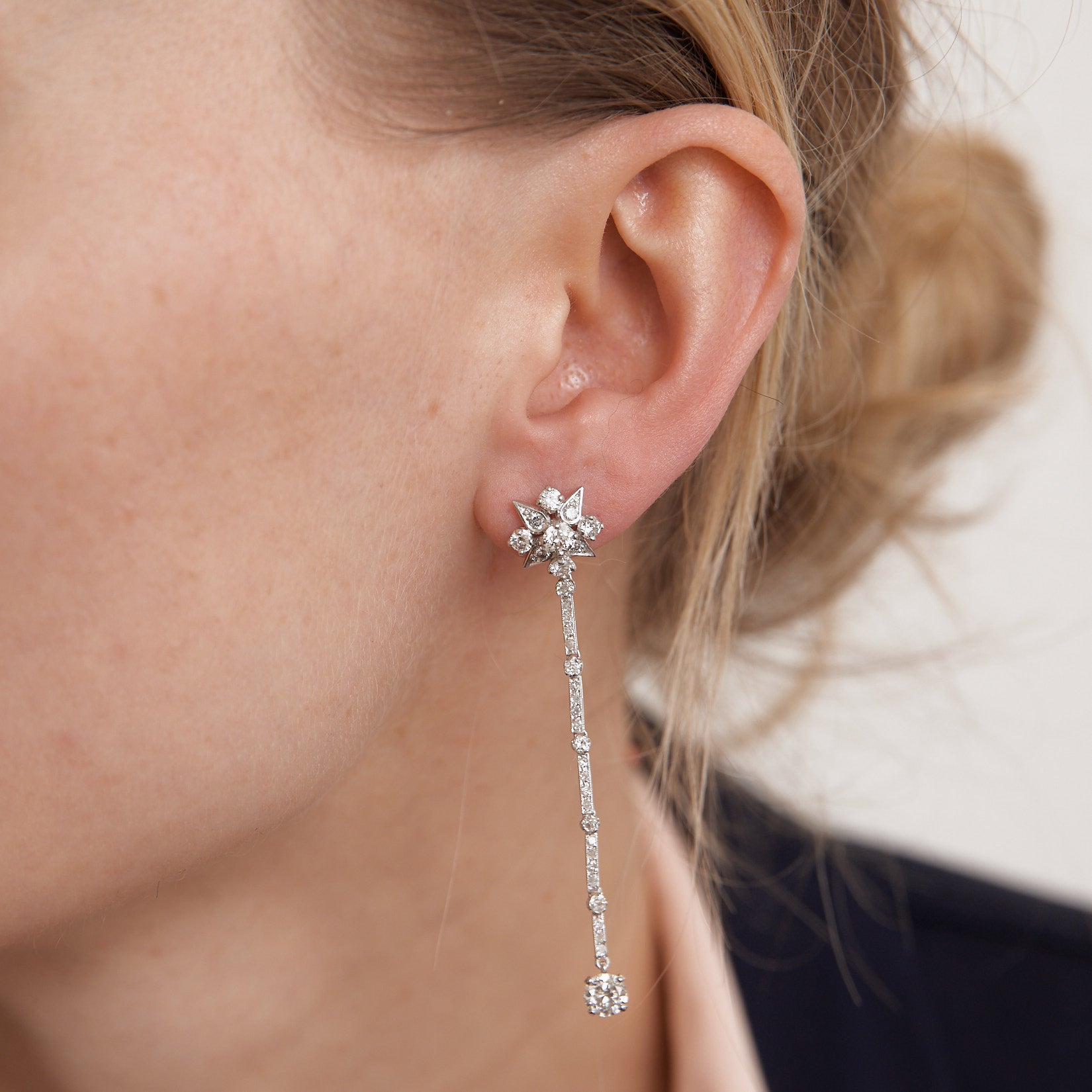 Boucles d'oreilles pendantes, or blanc et diamants