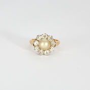 Bague marguerite en or jaune diamants et centre perle.