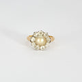 Bague marguerite en or jaune diamants et centre perle.