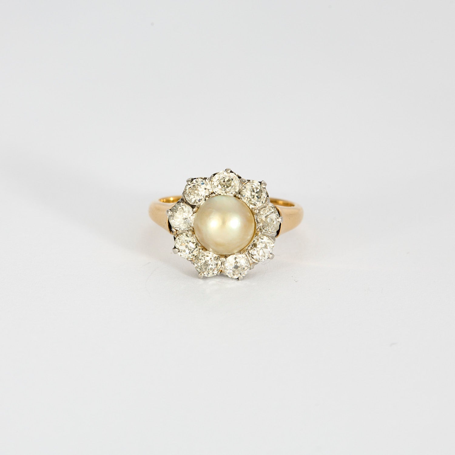 Bague marguerite en or jaune diamants et centre perle.