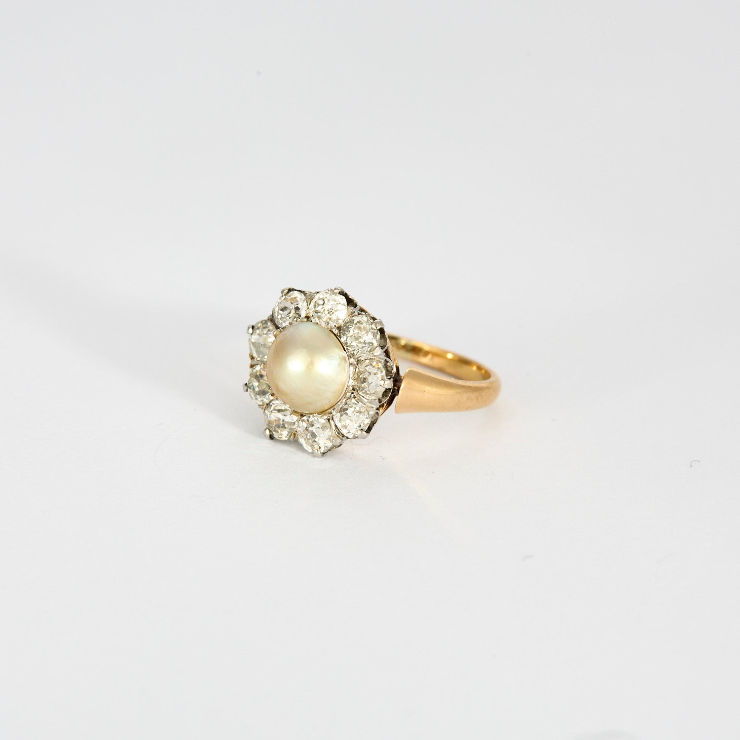 Bague marguerite en or jaune diamants et centre perle.