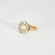 Bague marguerite en or jaune diamants et centre perle.