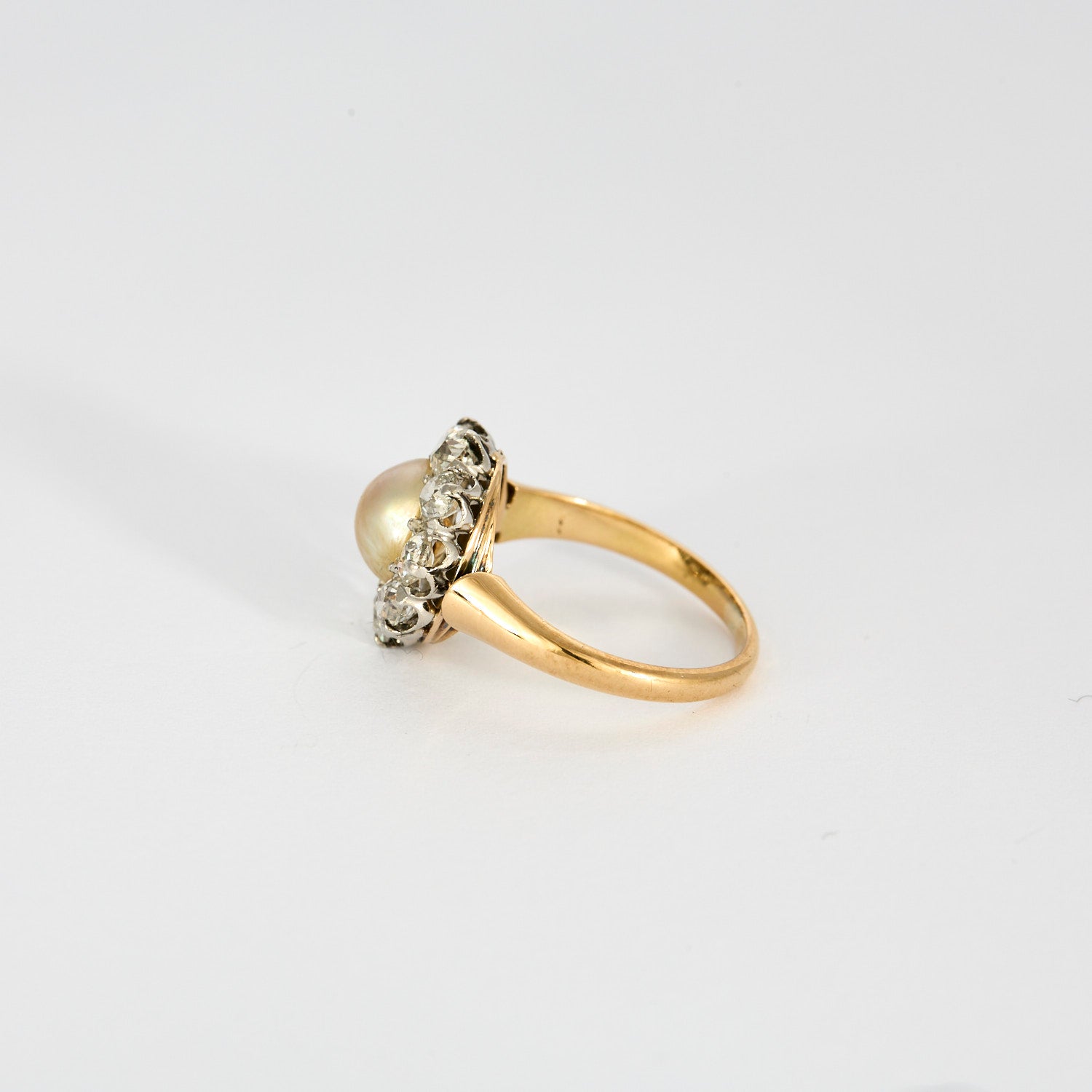 Bague marguerite en or jaune diamants et centre perle.