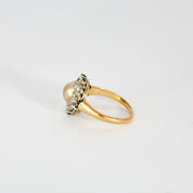 Bague marguerite en or jaune diamants et centre perle.