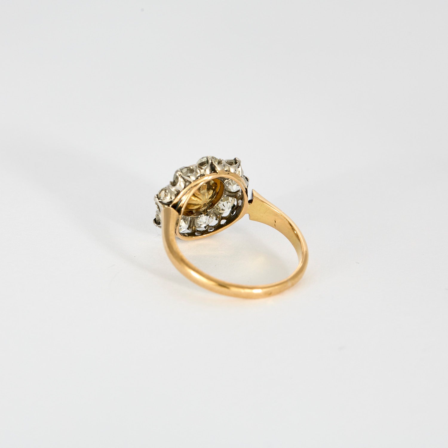 Bague marguerite en or jaune diamants et centre perle.